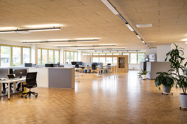 Helle, freundliche und modern ausgestattete Büroräume bieten ein perfektes Arbeitsklima bei B+G Metall. Unter zahlreichen weiteren Benefits sind das kostenlose Mittagessen und finanzielle Boni nur einige.